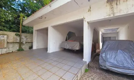 À venda no Balneário do Estreito! 2 Casas, frente para 2 ruas, 455m² e 4 vagas de garagem.