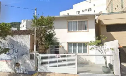 À venda no centro de florianópolis! 3 quartos sendo 3 suítes, 460m² de área construída, área gourmet com churrasqueira e 1 vaga de garagem.