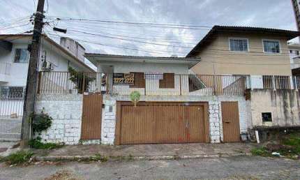 À venda |  Casa com 4 quartos, 185 m² de área construída e 2 vagas de garagem - Agronômica, em Florianópolis.