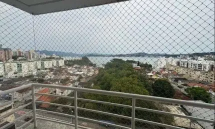 À venda | Condomínio Alto Padrão, Sacada com churrasqueira, semi mobiliado e 2 vagas de garagem - Abraão, em Florianópolis.