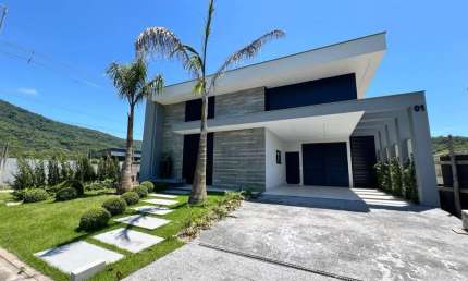 Alto padrão à venda no bairro Pedra Branca! Piscina privativa, 3 quartos e 2 vagas de garagem.