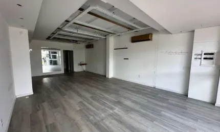 Sala comercial com divisórias e 65m² - Locação no bairro Saco Grande