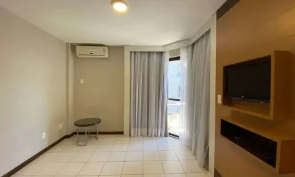 À venda no Centro de Florianópolis! Próximo ao Parque da Luz e Ponte Hercílio Luz, semi mobiliado e com 1 vaga de garagem.