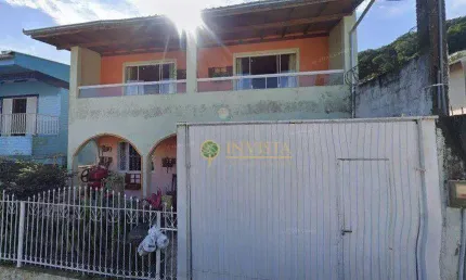 À venda | 220 m², 2 pavimentos,5 quartos e 2 vagas - Centro de Florianópolis.