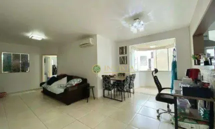 À venda no centro de florianópolis! 3 quartos, sacada com vista mar e 1 vaga de garagem.