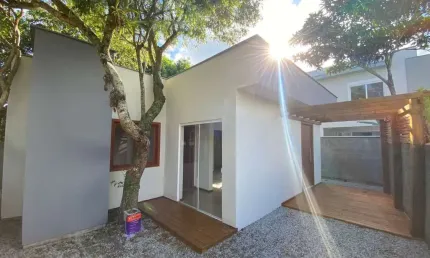 À venda na Lagoa da Conceição - Em Condomínio fechado e com 55m² de área construída.