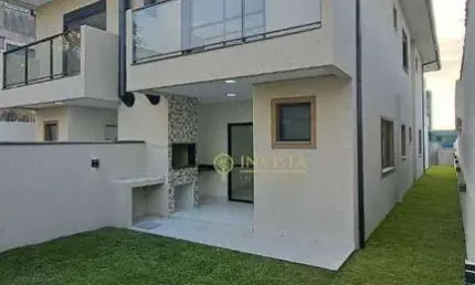 Sobrado à venda em Canasvieiras! 3 quartos, varanda com churrasqueira, sacada e 2 vagas de garagem.