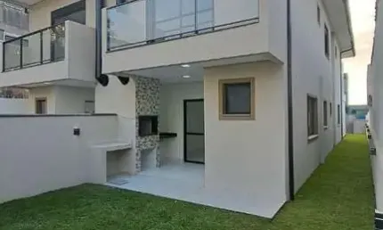 Sobrado à venda em canasvieiras! 3 quartos, varanda com churrasqueira, sacada e 2 vagas de garagem.