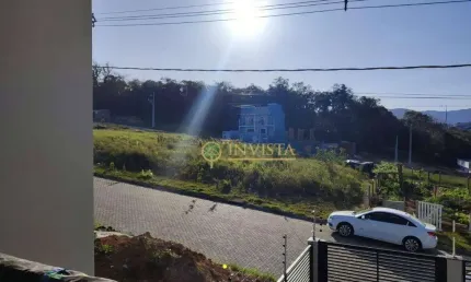 À venda no bairro Forquilinhas! 3 quartos, varanda com churrasqueira e 1 vaga de garagem.