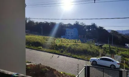 À venda no bairro forquilinhas! 3 quartos, varanda com churrasqueira e 1 vaga de garagem.