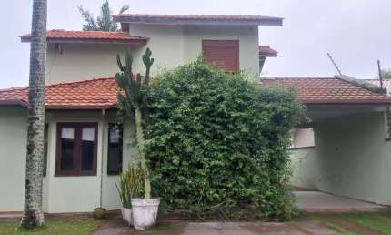 3 quartos, churrasqueira e 2 vagas de garagem - À venda na Praia do Campeche.
