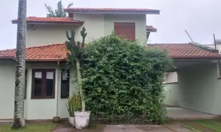 3 quartos, churrasqueira e 2 vagas de garagem - À venda na Praia do Campeche.