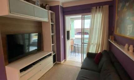 À venda no Itacorubi! Sacada, semi mobiliado, 2 quartos e 2 vagas de garagem.