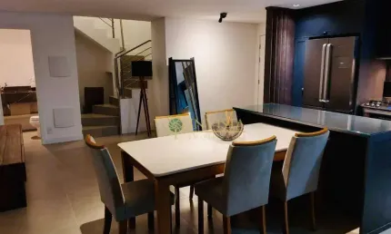 Duplex com vista mar, 3 suítes e 3 vagas de garagem - à venda em jurerê.