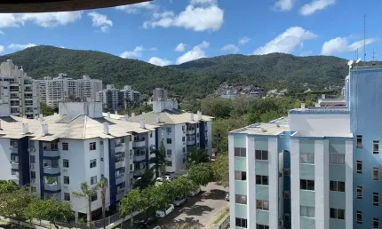 À venda no itacorubi! 2 quartos, semi mobiliado, sacada e 1 vaga de garagem.