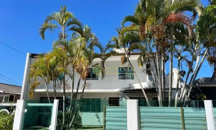 À venda no centro de palhoça! 378m², 4 quartos e 1 vaga de garagem.