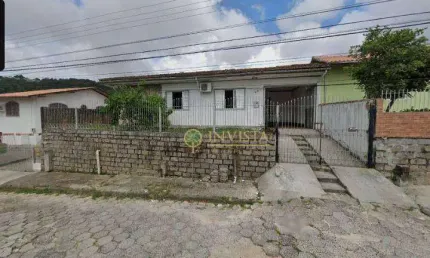 À venda em Forquilinha! 4 quartos, churrasqueira e 2 vagas de garagem.