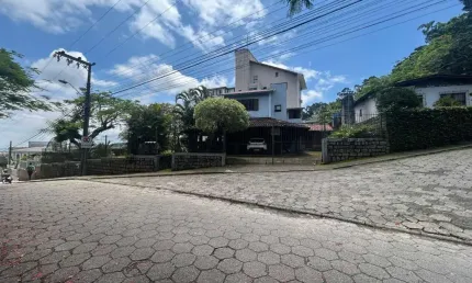 À venda no bairro Saco Grande! 720m² de terreno, 3 quartos, churrasqueira e 2 vagas de garagem.