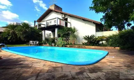 À venda no bairro carianos! 267m² construídos, piscina privativa, churrasqueira, hidromassagem e 3 quartos.