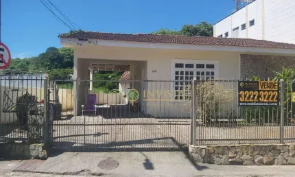 À venda no bairro Pantanal! Casa com 132m² de área construída, 4 quartos, churrasqueira, edícula e 1 vaga coberta.