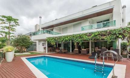 À venda | Alto Padrão, condomínio fechado, 5 quartos, piscina e hidromassagem - Santa Mônica, em Florianópolis.