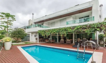 À venda | Alto Padrão, condomínio fechado, 5 quartos, piscina e hidromassagem - Santa Mônica, em Florianópolis.