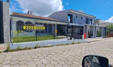 Exclusivo! Casa à venda no bairro Santa Mônica. 177m² de área construída, 4 quartos, churrasqueira e 2 vagas de garagem.