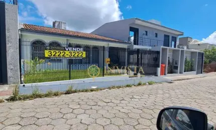 Exclusivo! Casa à venda no bairro Santa Mônica. 177m² de área construída, 4 quartos, churrasqueira e 2 vagas de garagem.