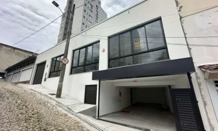 Loja comercial com 140m² e 4 vagas de garagem - locação no centro de florianópolis.