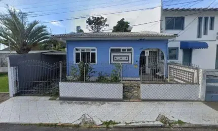 Casa à venda no bairro Estreito! Edícula com 2 pisos, 3 quartos e 2 vagas de garagem.