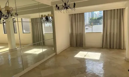 Conjunto de sala comercial com elevador, 225m² e 2 vagas de garagem.