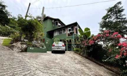 Vista Mar, 699m² de terreno, 2 quartos e ótima localização - À venda na Armação do Pântano do Sul.