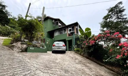 Vista mar, 699m² de terreno, 2 quartos e ótima localização - à venda na armação do pântano do sul.