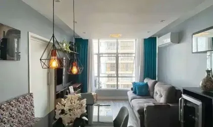 Condomínio de frente para Av. Beira Mar Norte, 2 suítes, Vista Mar e 1 vaga de garagem - À venda no Centro de Florianópolis.