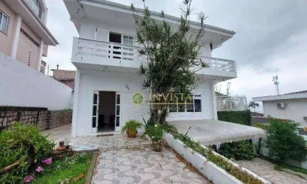 Locação em Coqueiros! Casa com 4 suítes, churrasqueira e 5 vagas de garagem.