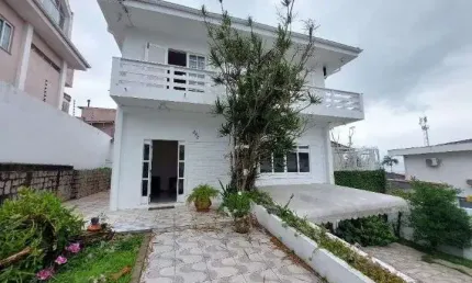 Locação em Coqueiros! Casa com 4 suítes, churrasqueira e 5 vagas de garagem.