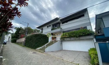 Alto Padrão no bairro Córrego Grande, próximo a UFSC! 6 quartos, piscina privativa, hidromassagem, churrasqueira e 2 vagas de garagem - À venda