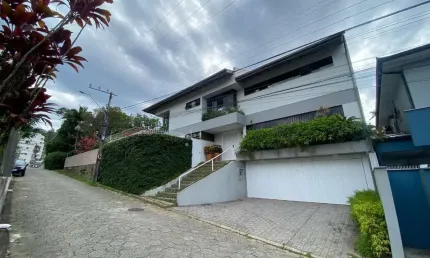 Alto Padrão no bairro Córrego Grande, próximo a UFSC! 6 quartos, piscina privativa, hidromassagem, churrasqueira e 2 vagas de garagem - À venda