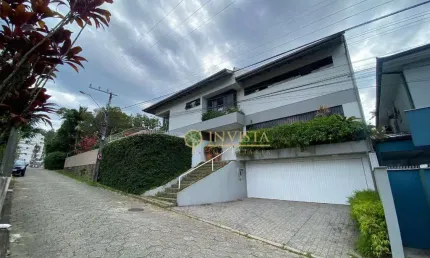 Alto padrão no bairro córrego grande, próximo a ufsc! 6 quartos, piscina privativa, hidromassagem, churrasqueira e 2 vagas de garagem - à venda