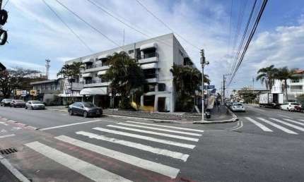 Hotel com 1953m²- À venda na Praia de Canasvieiras.