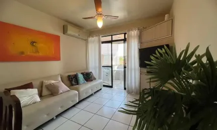 À venda na Praia de Canasvieiras! Semi mobiliado, 2 quartos, sacada e 1 vaga de garagem.