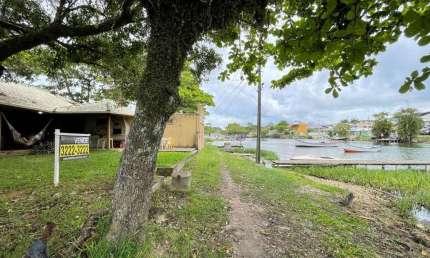 À venda no Canal da Barra da Lagoa! Casa com edicula, Kitnets para rentabilidade mensal, 670m², churrasqueira e 4 vagas de garagem.