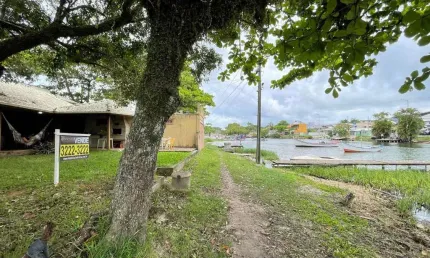 À venda no Canal da Barra da Lagoa! Casa com edicula, Kitnets para rentabilidade mensal, 670m², churrasqueira e 4 vagas de garagem.