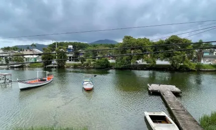 À venda | 670 m², 8 quartos e 4 vagas de garagem - canal da barra da lagoa, florianópolis.