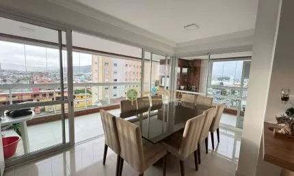 Andar alto, 3 quartos, sacada com churrasqueira, semi mobiliado e 2 vagas de garagem - à venda no centro de palhoça.