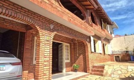 À venda | 151m², 4 quartos, sala com lareira, churrasqueira e 2 vagas de garagem - Coqueiros, em Florianópolis.
