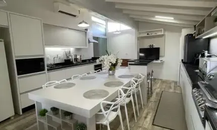 À venda em condomínio fechado na Praia de Ponta das Canas! 2 quartos, semi mobiliado e varanda com hidromassagem.