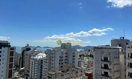 À venda no bairro centro! 3 quartos, vista mar, semi mobiliado e 2 vagas de garagem.