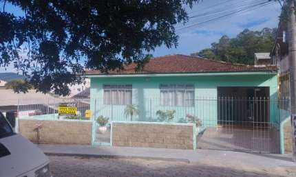 Terreno de 573m² com duas casas! À venda na Trindade, próximo à UFSC