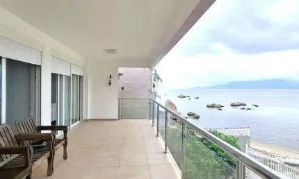 Locação no bairro Itaguaçu! Vista permanente para o Mar, 3 quartos e 5 vagas de garagem.